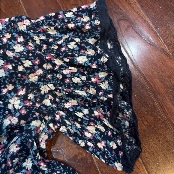 American Eagle on or off shoulder lace detail floral top size large - Picture 4 of 7